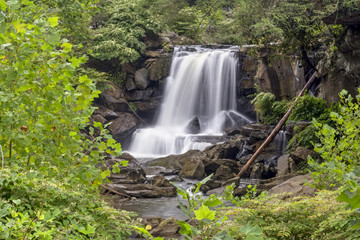 Obraz premium Laurel Creek splashes over a beautiful waterfall in Fayette County, West Virginia's New River Gorge region.