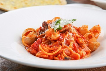 seafood tomato sauce spaghetti