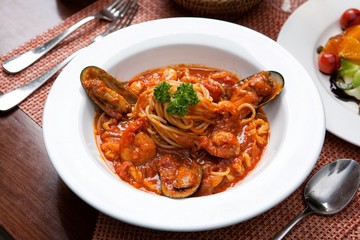 seafood tomato sauce spaghetti