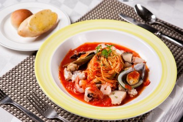 seafood tomato sauce spaghetti