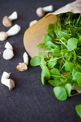 Salat Portulak in der Papiertüte