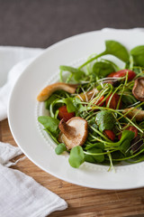 Low-carb salad with lettuce, tomatos and mushrooms