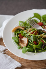 Low-carb salad with lettuce, tomatos and mushrooms
