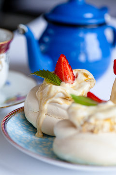 Pavlova-Baiser-T&ouml;rtchen mit Erdbeeren und Eis