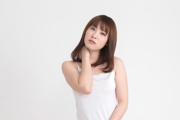 風邪をひいて、体調の悪い女性。つらそうな表情の女性です。