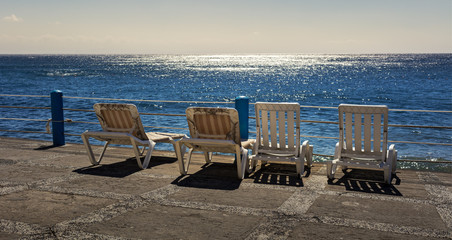 Sonnenliegen am Meer