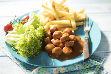Currywurst mit Pommes