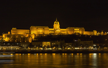 Naklejka na ściany i meble Burgpalast Ungarn Budapest bei Nacht