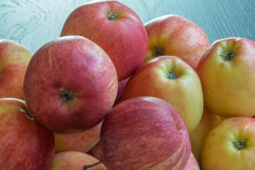 Différentes variétés de pommes en tas