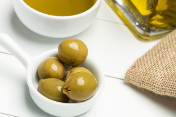 Aceite de oliva y olivas y aceitero vista desde arriba