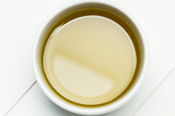 Aceite de Oliva virgen extra en un cuenco blanco. Vista superior