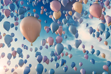aufsteigende Luftballons in Pasteltönen