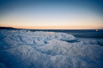 Ostsee mit Eisschollen im Winter auf Usedom
