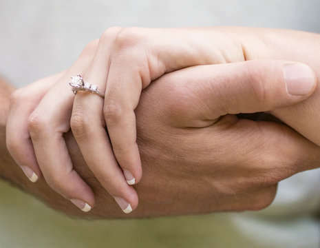 Fidanzamento, anello di diamanti come promessa di amore e di matrimonio