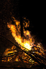 Brennender Holzhaufen bei Nacht
