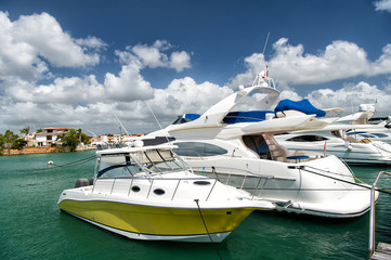 Fototapeta premium Yachts in bay with cloudy sky