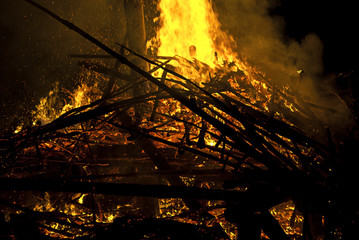 Brennendes Lagerfeuer bei Nacht