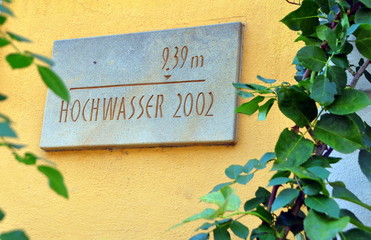 Schild mit Pegelstand des Elbehochwassers von 2002