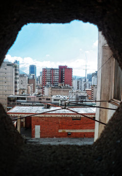Parte de ciudad, desde una ventana de cemento