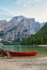 Obraz premium Old wooden house on the Braies lake in the background of Seekofe