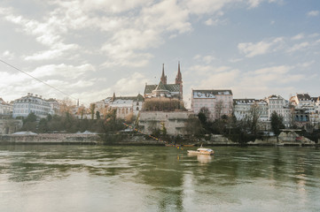 Fototapeta premium Basel, Altstadt, Münster, Kirche, Basel-Stadt, Rhein, Rheinufer, Fähre, Pfalz, Altstadthäuser, Grossbasel, Wintertag, Winter, Schweiz