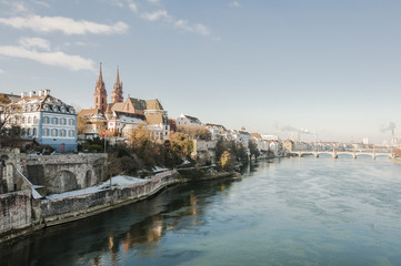 Fototapeta na wymiar Basel, Altstadt, Stadt, Basel-Stadt, Rhein, Rheinbrücke, Münster, Kirche, Rheinufer, historische Häuser, Winter, Wintertag, Schweiz