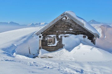 Verschneite Bergh&uuml;tte