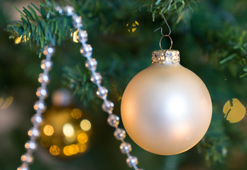 Weihnachtsschmuck am Tannenbaum zu Weihnachten 