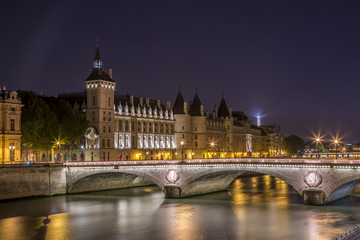 Fototapeta na wymiar The Seine River and Pont Saint-Michel Bridge at night