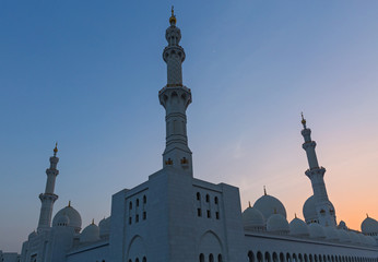 Fototapeta na wymiar Abu Dhabi mosque at sunset