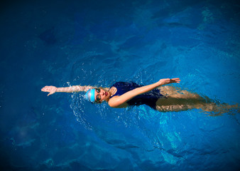 Obraz na płótnie Canvas Young woman swimmer