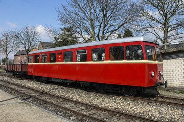 Fototapeta premium Alter Triebwagen in Rot mit Anhänger