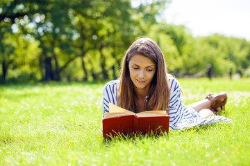 Portrait fo a gorgeous young brunette reading book
