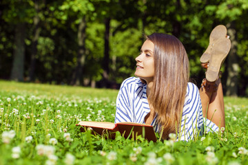 Portrait fo a gorgeous young brunette reading book