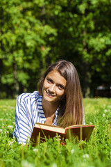 Obraz premium Young woman talking on a cell phone