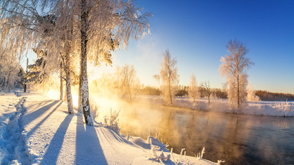 утренний весенний пейзаж с туманом и лесом на берегу реки, Россия, Урал, февраль - 134040536