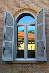 Fenêtre avec volets bois persienne