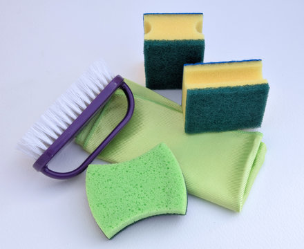 Cepillo, bayeta y esponjas para la limpieza