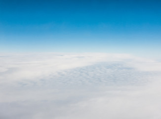 Naklejka premium Aerial view of a sea of clouds and blue sky