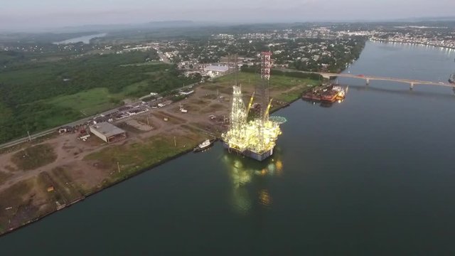 Heavy machinery in the Tuxpan river/ Maquinar&iacute;a en el r&iacute;o de Tuxpan
