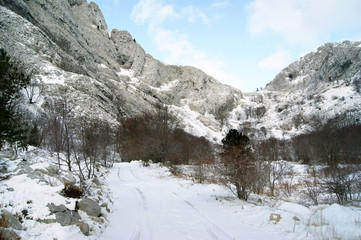 Fototapeta na wymiar View of snow-covered mountain valley