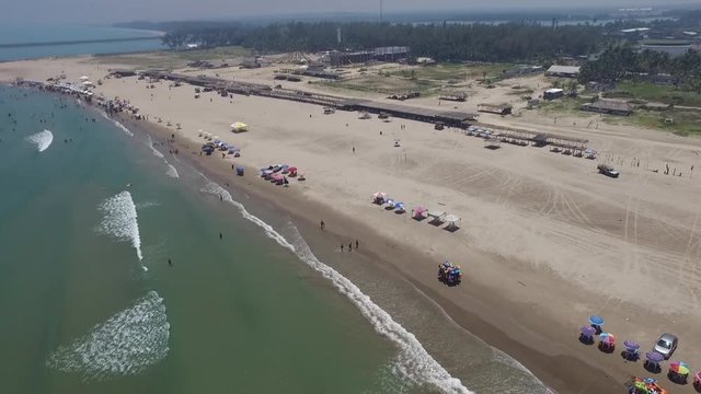 Traveling on the tourists beach/ Viajando sobre la playa de los turistas