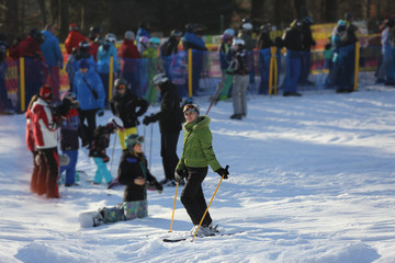 Piękna dziewczyna stoi na nartach