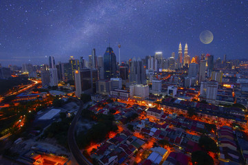 Paysage nocturne de Kuala lumpur avec voie lactée et super lune, Malaisie.