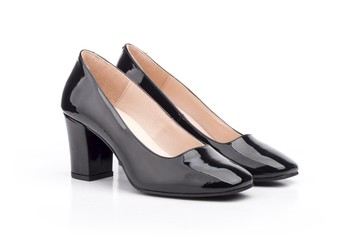 ZAPATOS DE MUJER EN PIEL CHAROL NEGRA CON TACÓN