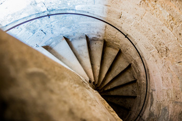 Les escaliers donjon de l'Abbé dans l'Abbaye de Montmajour près d'Arles