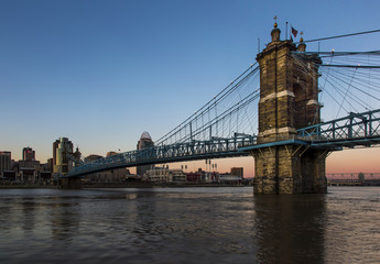 Obraz premium Cincinnati Skyline at Dusk