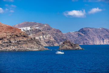 Widok ze statku na wyspę Santorini, Grecja - obrazy, fototapety, plakaty