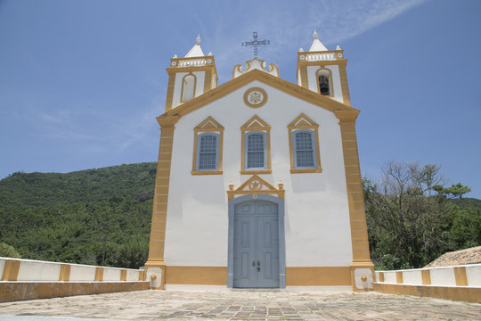 Fachada frontal de iglesia en Ribeir&atilde;o da ilha Brasil