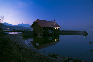 Obraz premium Sonnenaufgang Wasserrettung-Haus Chiemsee Chieming.